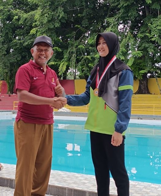 Intan Dwi Putri Juara I Renang Putri Mewakili Sumbar ke Tingkat Nasional