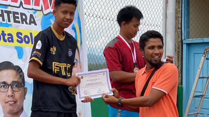 RAFI JUARA 2 DAN 3 PADA KEJUARAAN NASIONAL TENIS YUNIOR DIKEJURNAS SOLOK