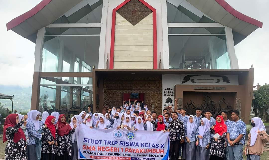 STUDI LAPANGAN SISWA KELAS X MAPEL BIOLOGI DAN BAHASA INDONESIA KE RUMAH PUISI DAN LABOR BIOLOGI UNP