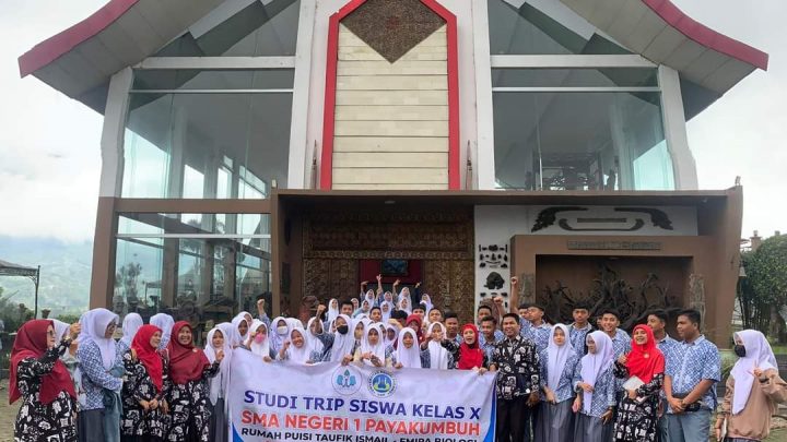 STUDI LAPANGAN SISWA KELAS X MAPEL BIOLOGI DAN BAHASA INDONESIA KE RUMAH PUISI DAN LABOR BIOLOGI UNP