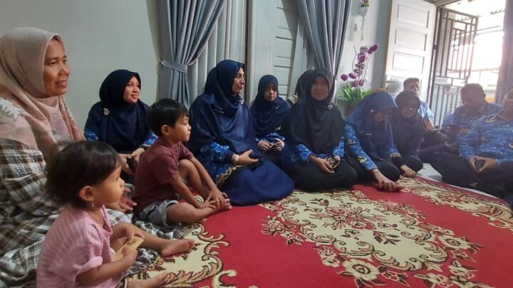 Wujud Kepedulian, Warga SMAN 1 Payakumbuh Membesuk Anak GTK yang Sedang Sakit